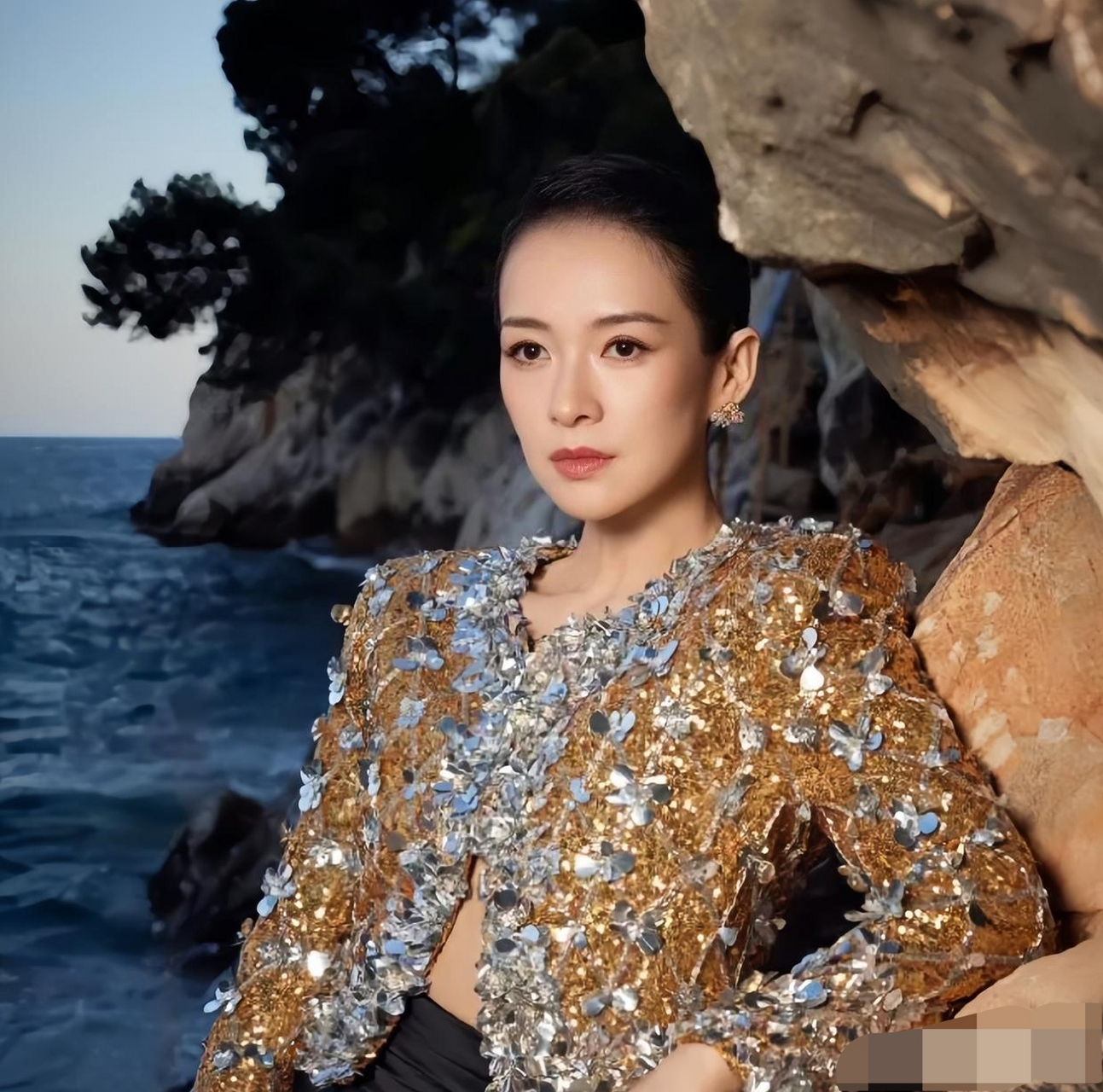 章子怡这件衣服太漂亮了!发现她的手指修长,最适合弹钢琴.