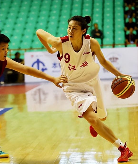 回顾女篮前国手:二婚嫁"福建球王"生双胞胎,37岁成