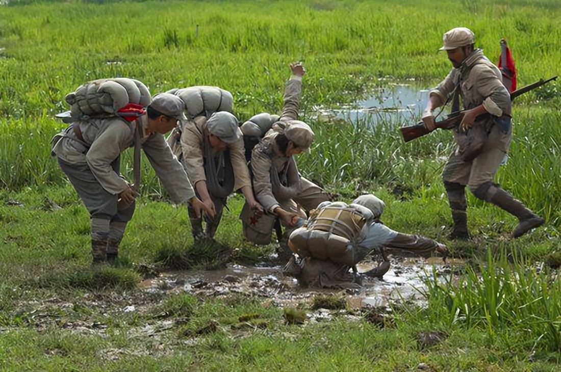 13岁小红军过草地时,因尿急去方便,回来却发现茫茫草地空无一人