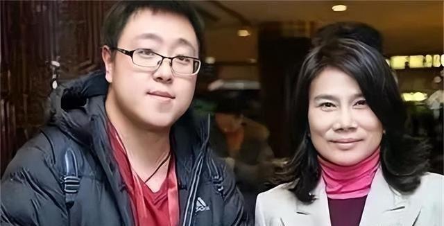 回顾董明珠30岁丧夫,被哥哥踢出族谱,儿子住出租房,月入5000元