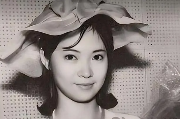 她是周星驰的理想爱人,张国荣的女神,娱乐圈唯一敢甩