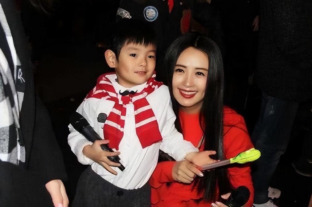 回顾杨童舒:央视主播到"蛇蝎美人",拍戏时未婚产子,丈夫身份成谜