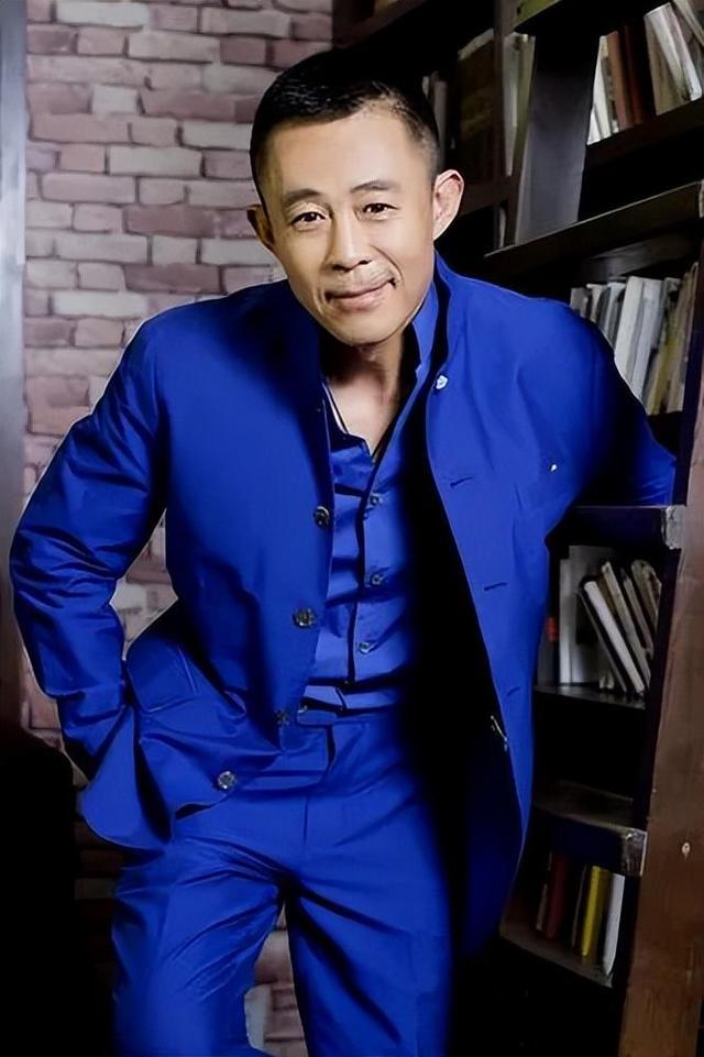 回顾国家一级演员侯勇:一婚娶70后,二婚娶80后,三婚50岁娶90后