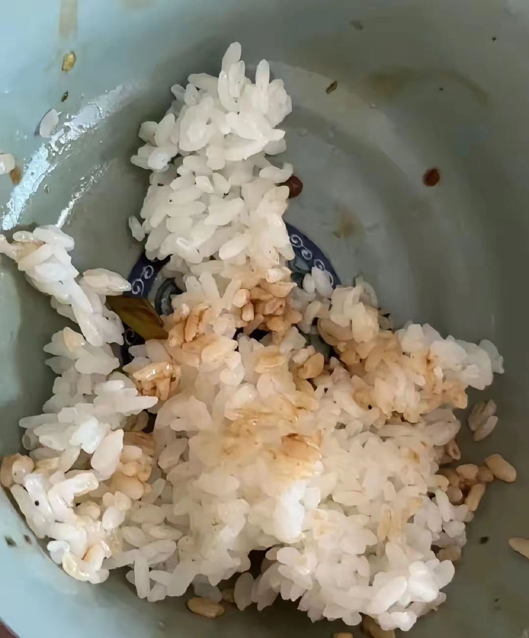 每回儿媳餐后剩下的饭菜总是留给儿子吃,这令我十分不满