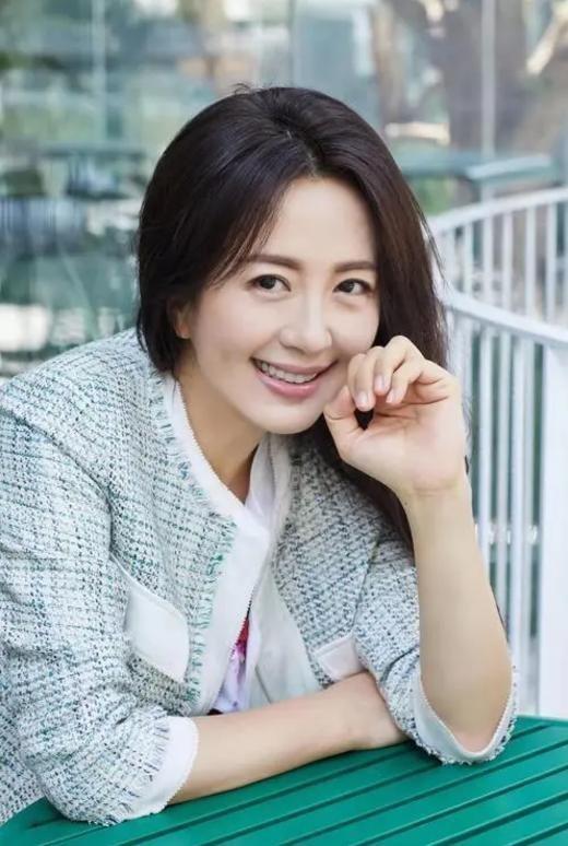 回顾杨童舒:央视主播到"蛇蝎美人",拍戏时未婚产子,丈夫身份成谜