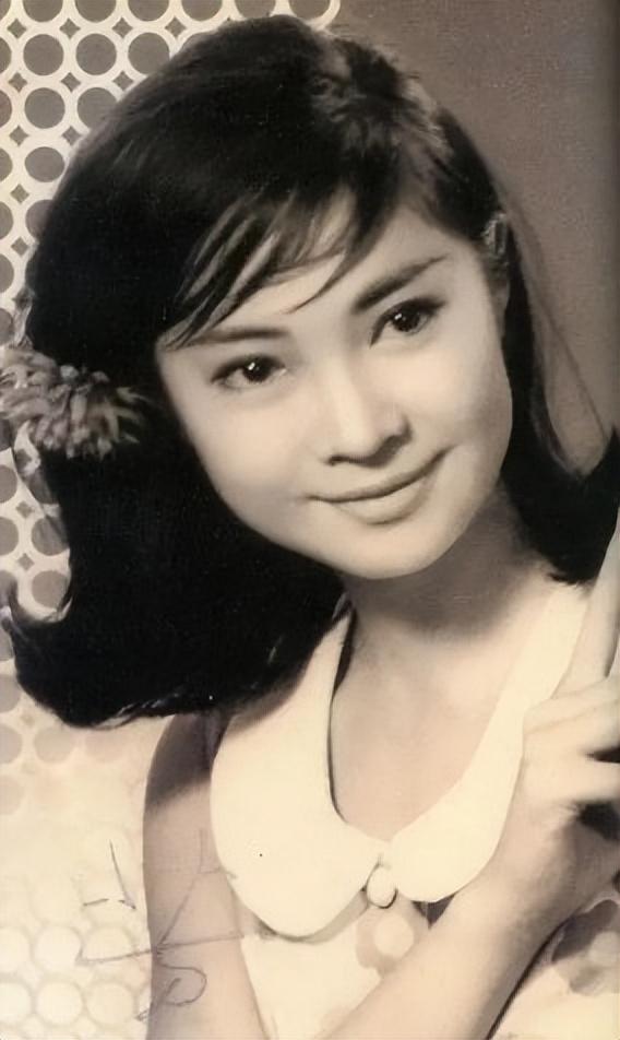 她是周星驰的理想爱人,张国荣的女神,娱乐圈唯一敢甩