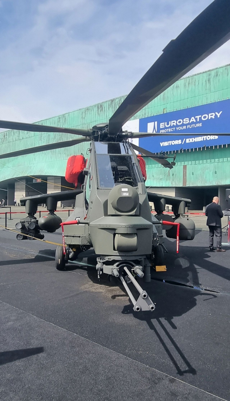 装备欣赏:2024欧洲防务展上展示的意大利陆军新型武装直升机aw249"