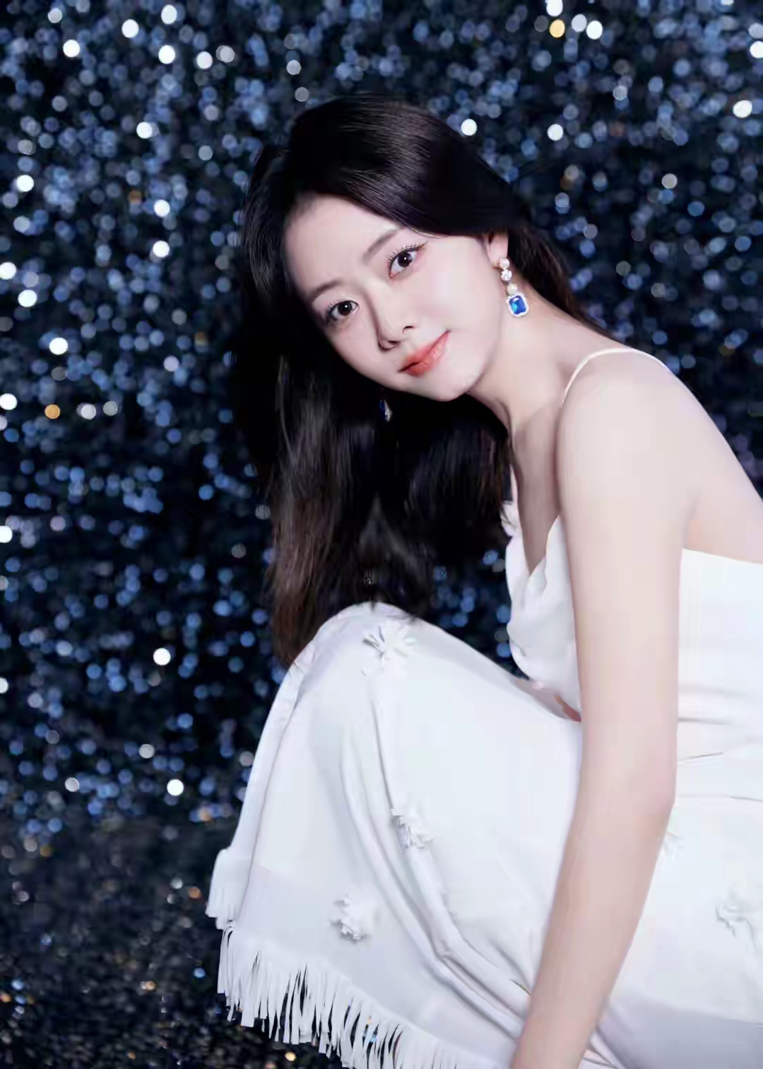 谭松韵直播造型好圈粉,穿一条白色吊带长裙,优雅显气质!