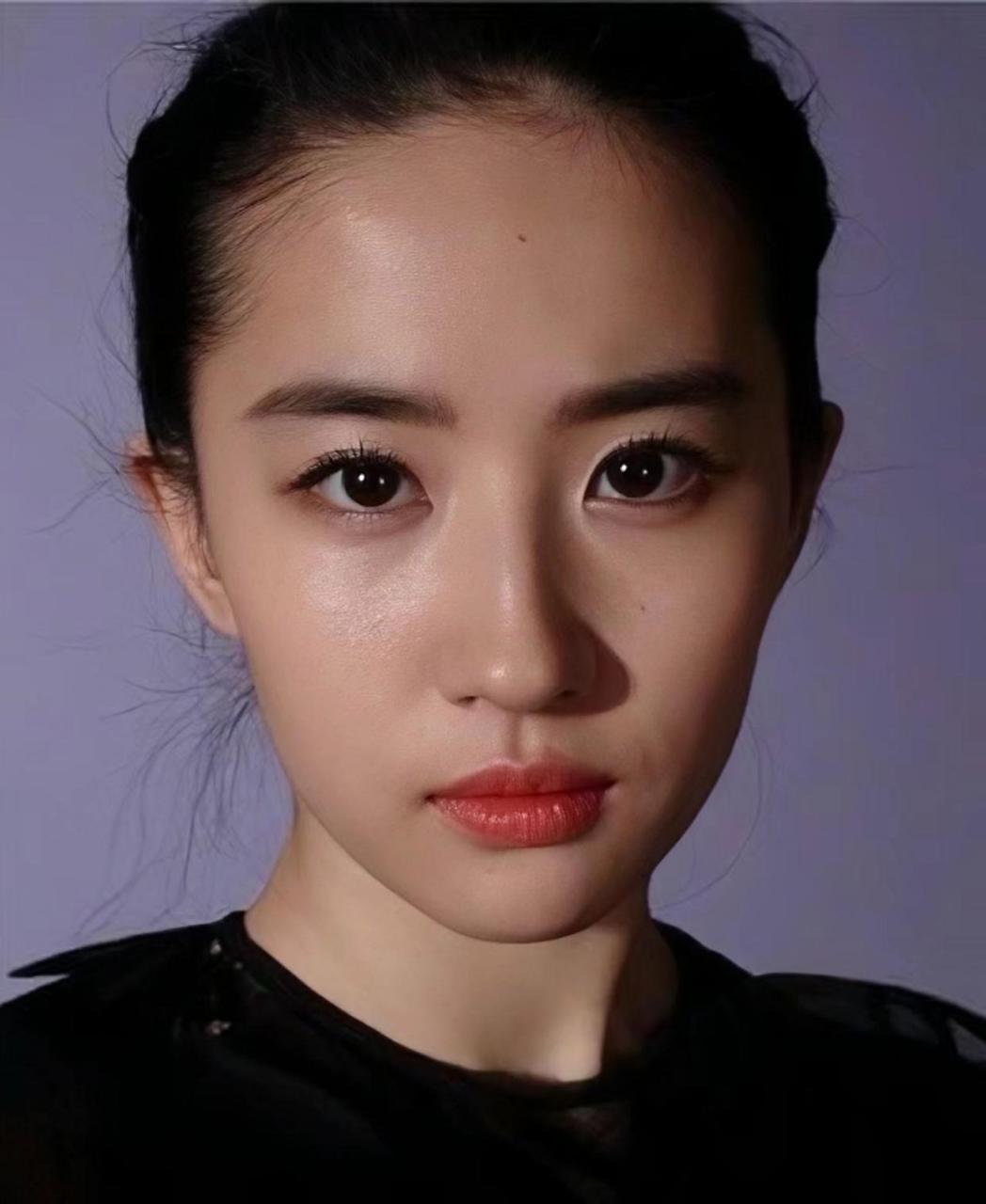 神仙姐姐果然名不虚传,刘亦菲这纯素颜大头照,都这么惊艳,爱了爱了!
