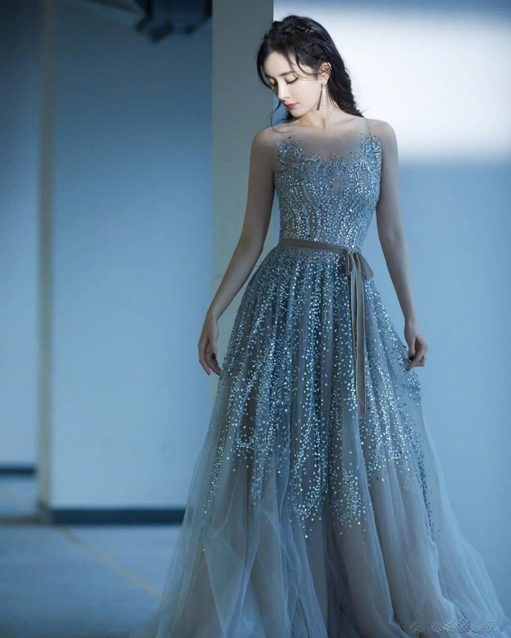 杨幂闪钻薄纱长裙