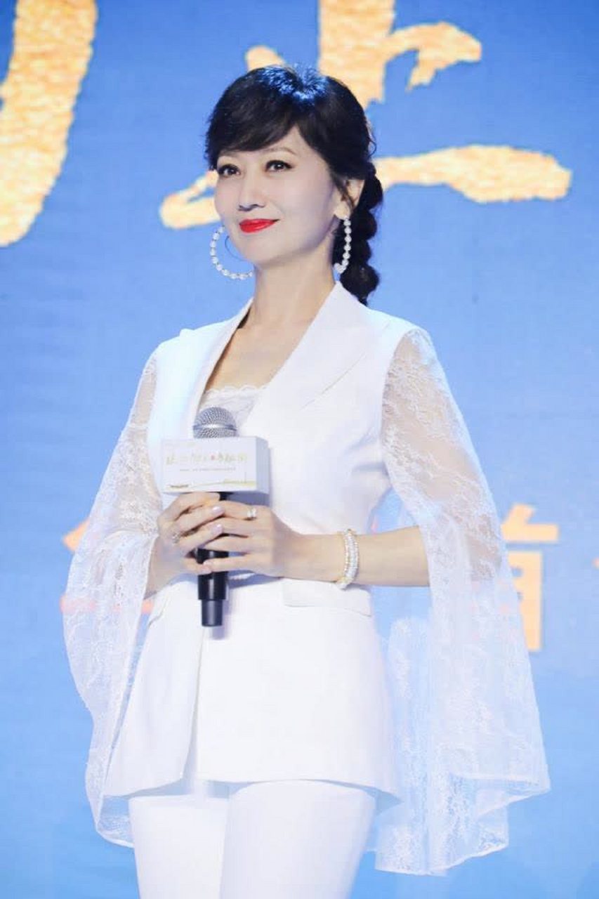 赵雅芝蕾丝拼接西装干练的同时多了几分温柔女人味