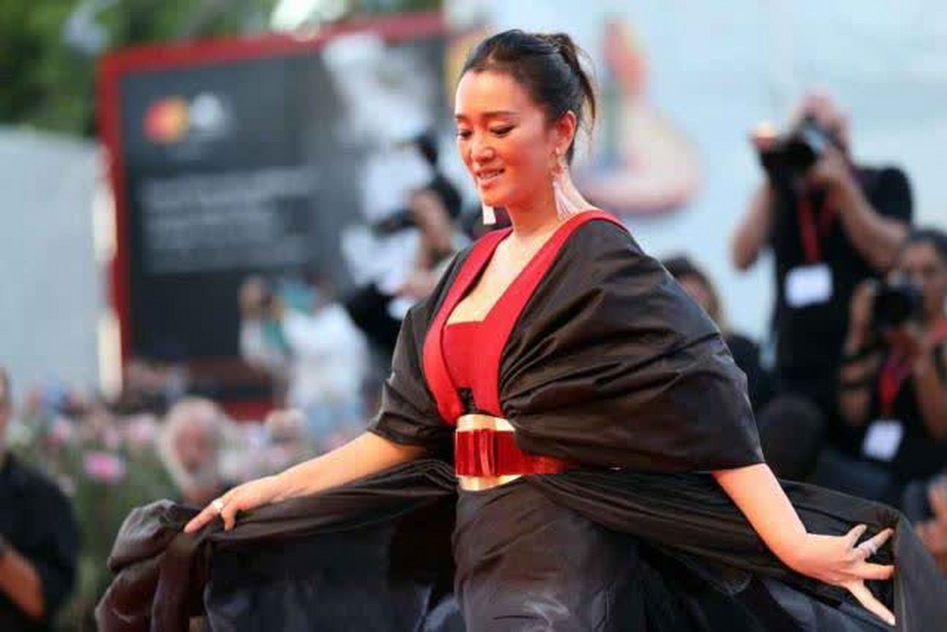 巩俐以"武则天"女皇造型