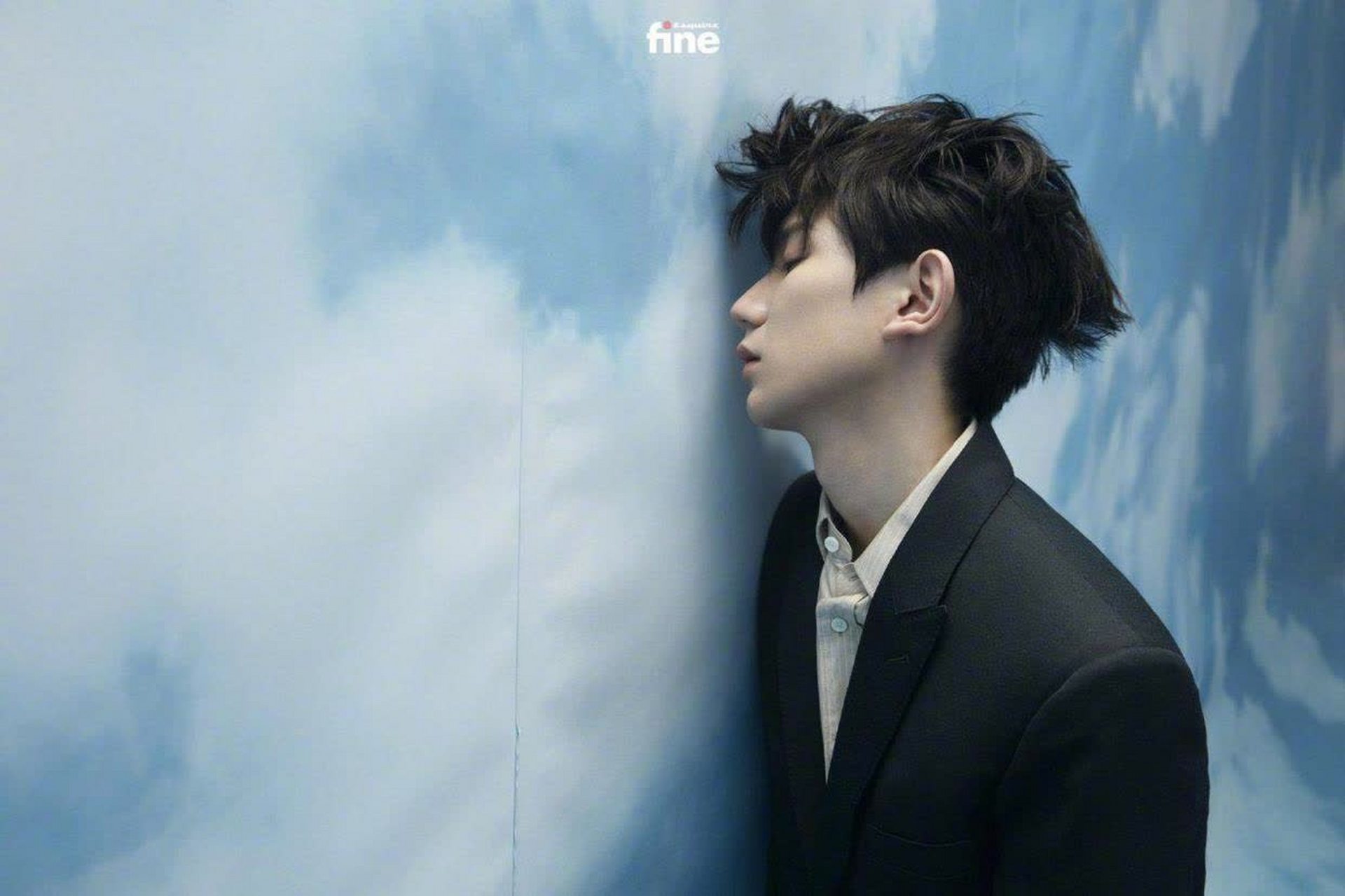 王源简洁的黑色西服套装