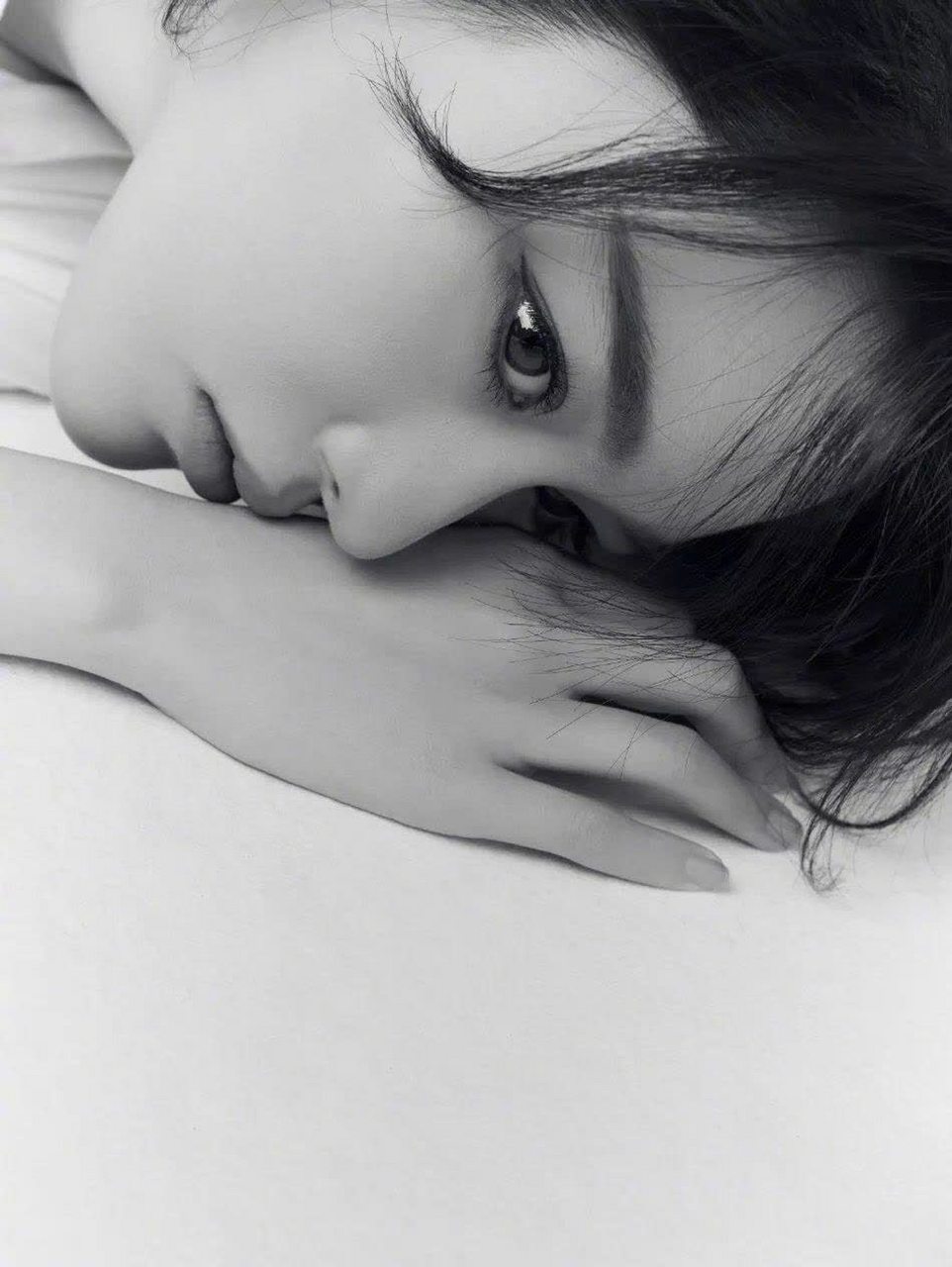 张馨予短发造型,蓬松卷发,紧致立体的五官