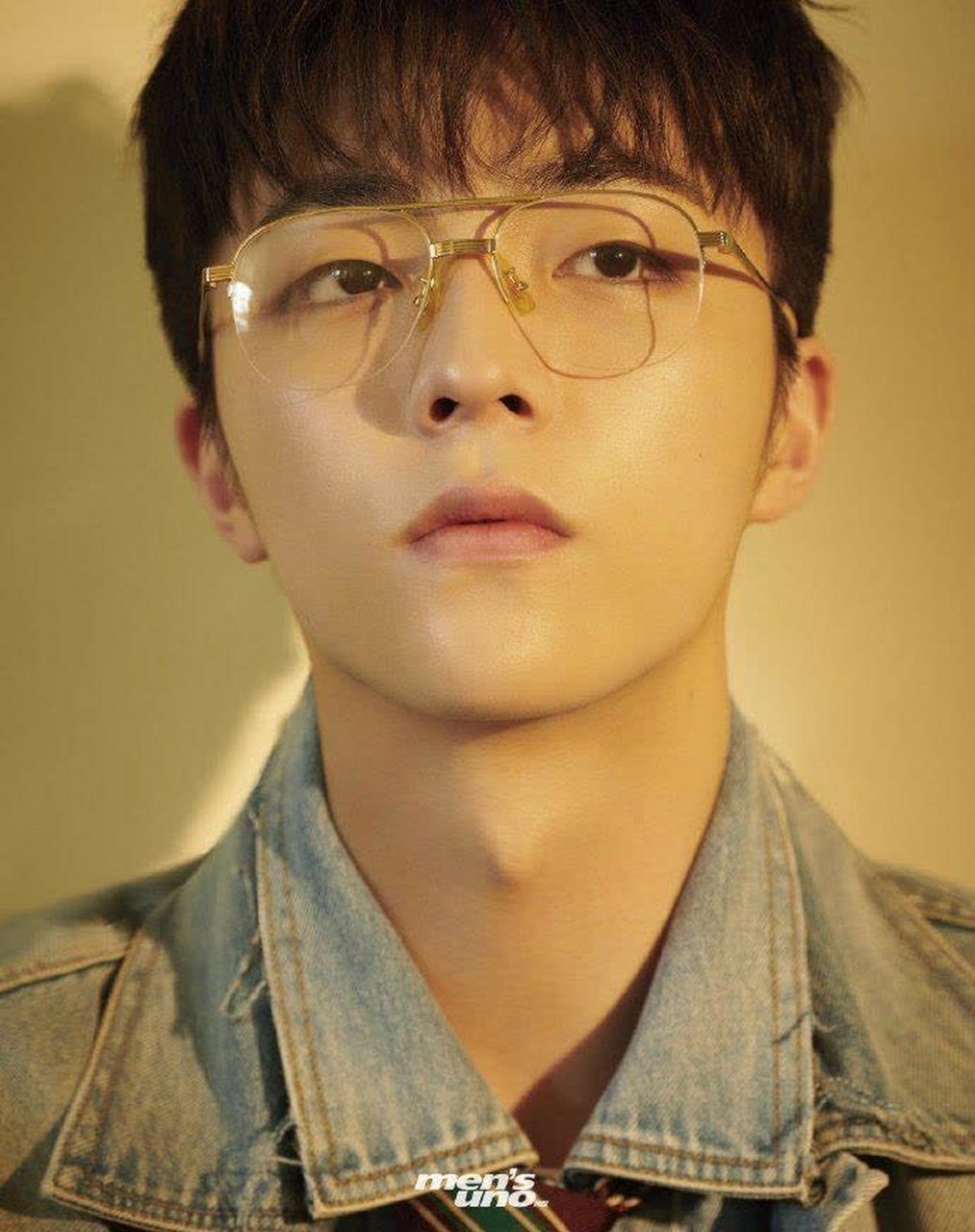 陈立农金框眼镜加牛仔服搭配下的农农帅气满满!