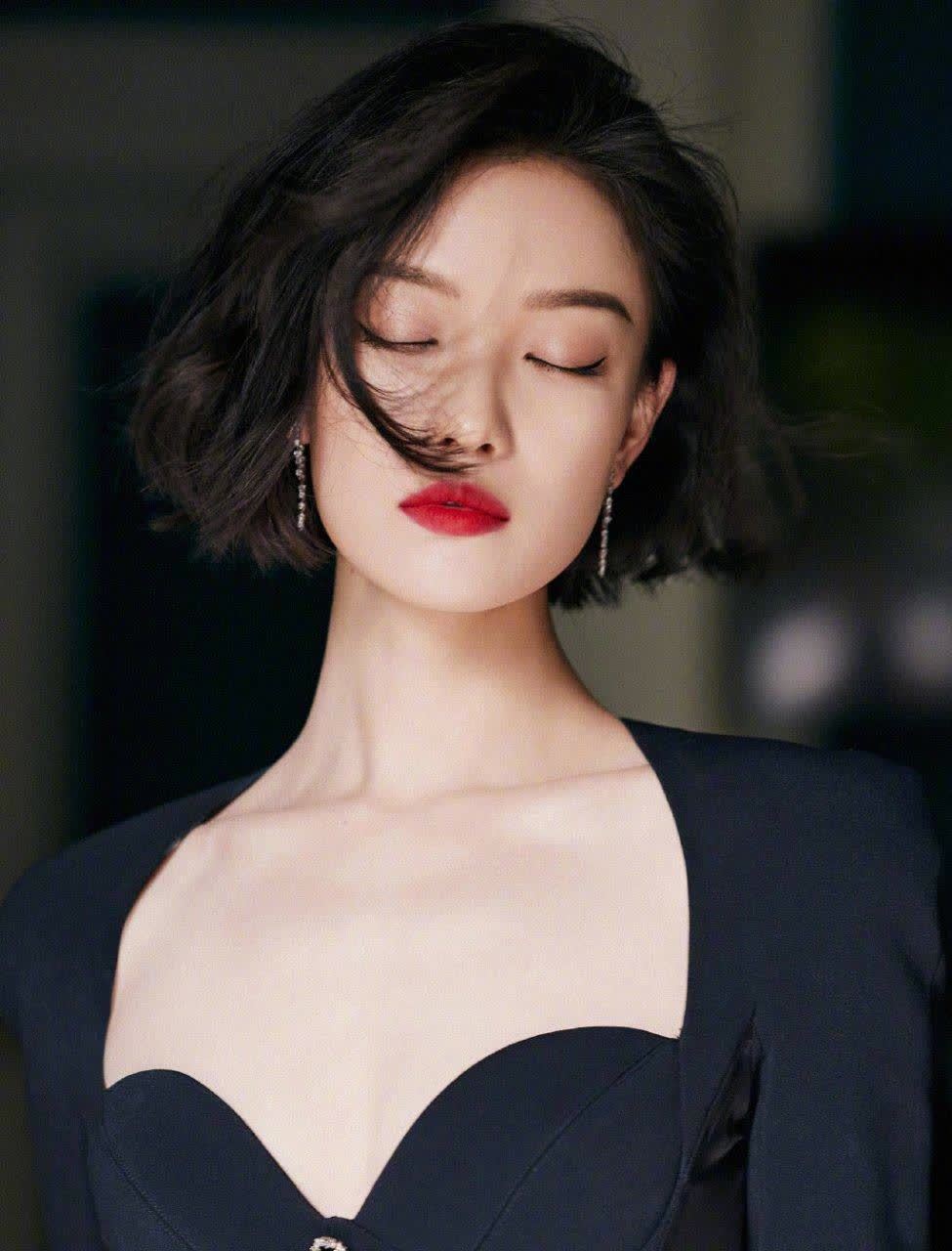 倪妮复古港风短发身材超绝