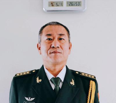 士兵们立即撤离,谁知一个军官拿着竹竿,竟试图夹出炮弹引信!