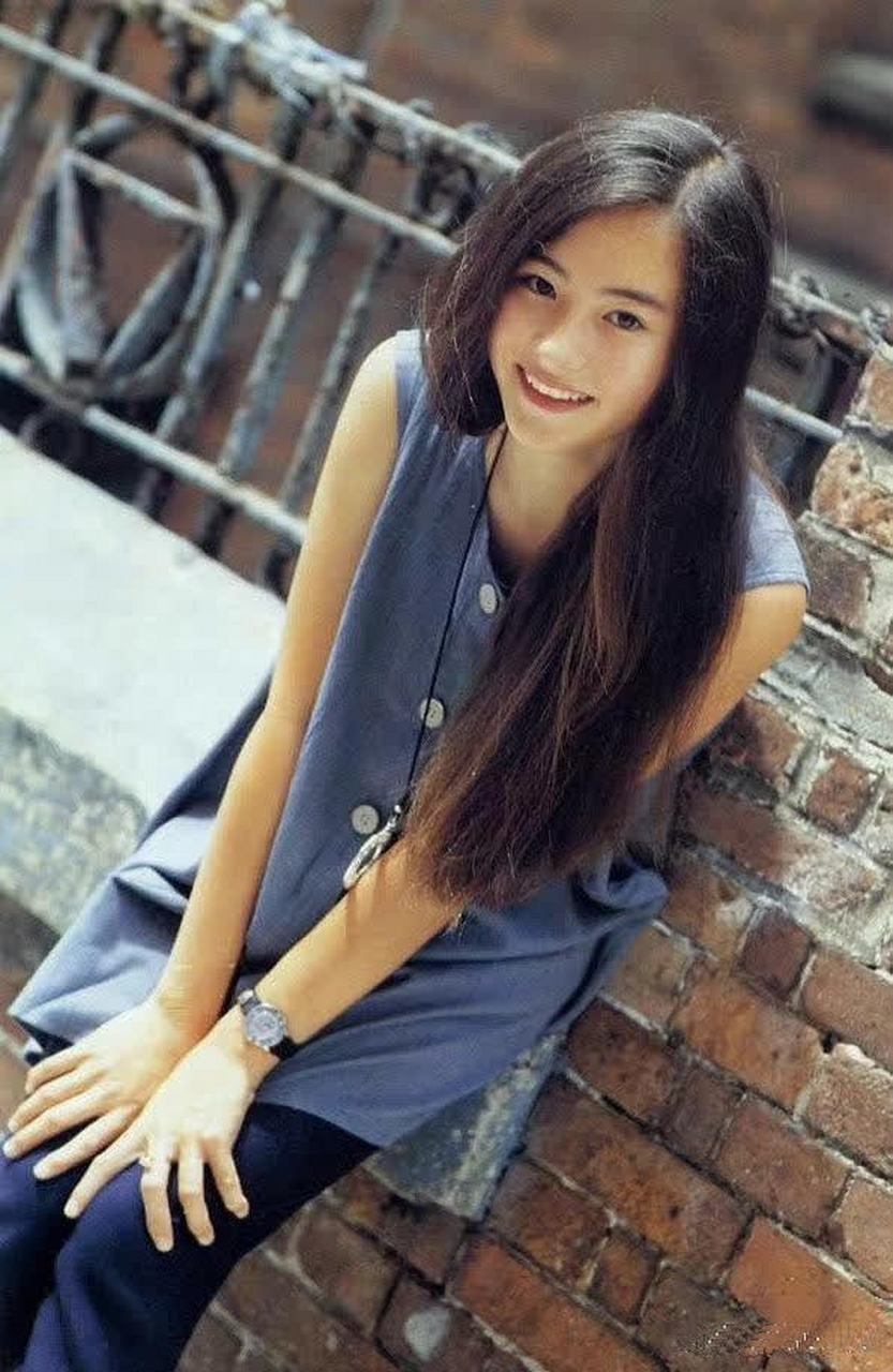 张柏芝未成年脸还有点婴儿肥