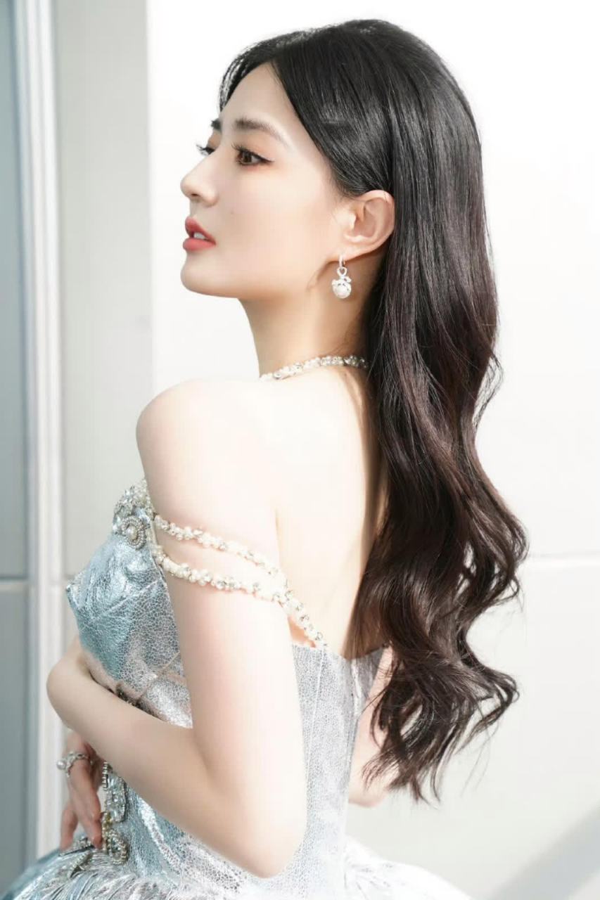 徐璐吊带裙写真