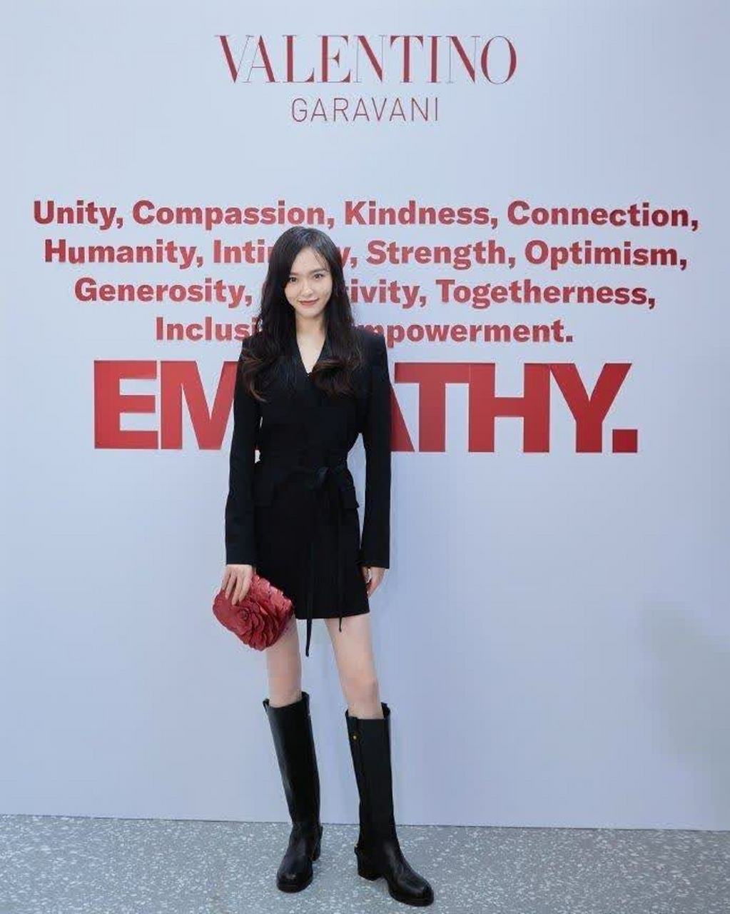 唐嫣干练西服连衣裙黑色长筒靴,帅气干练!