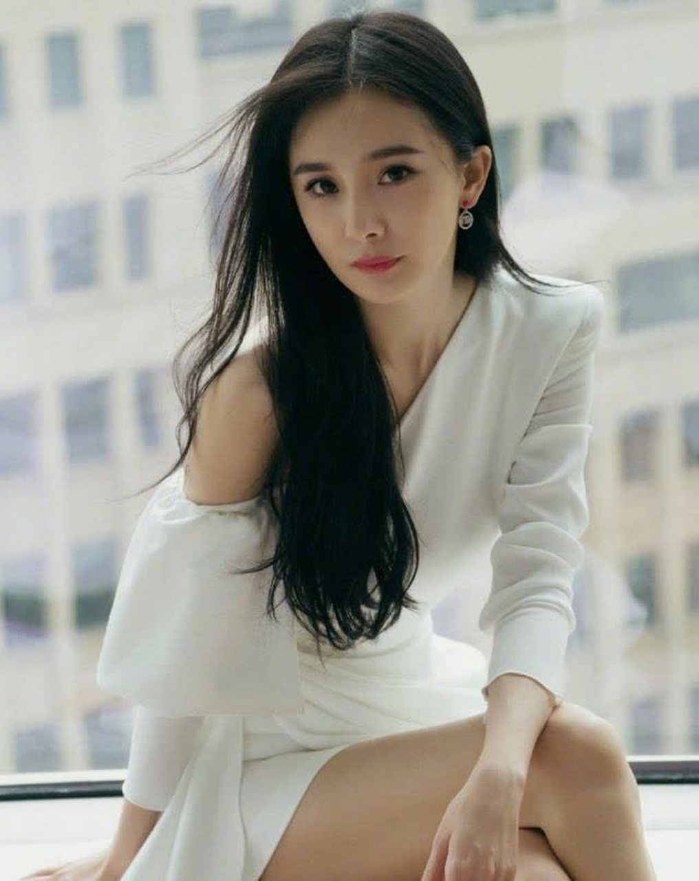 杨幂斜肩白裙性感优雅,搭配长直发与红唇,气场温婉动人.