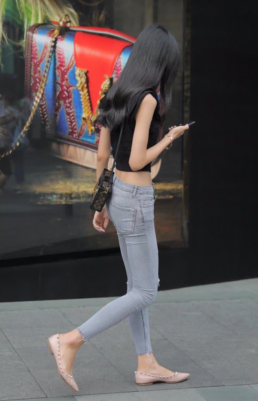 美女拥有十足的骨感美