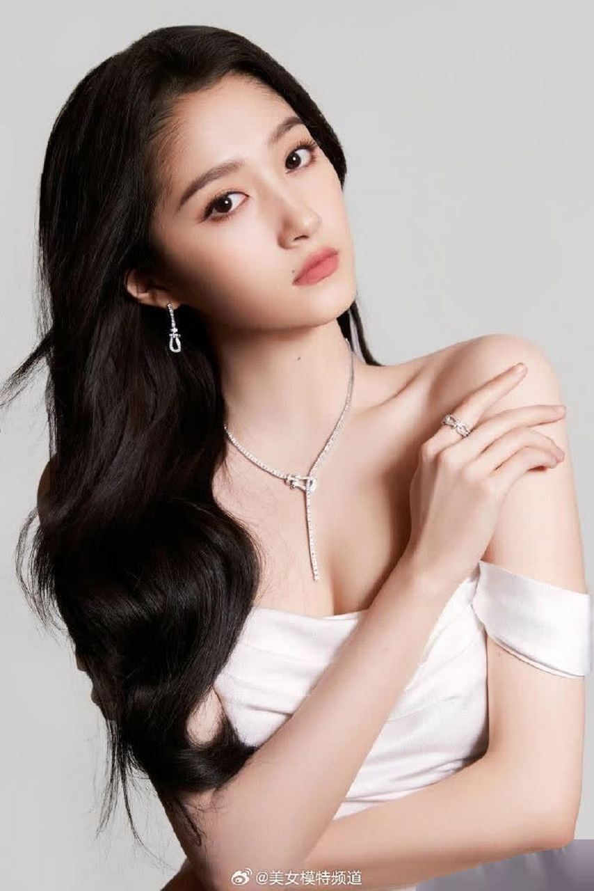 关晓彤抹胸白色开衩长裙大片 及腰长发大长腿十分吸睛