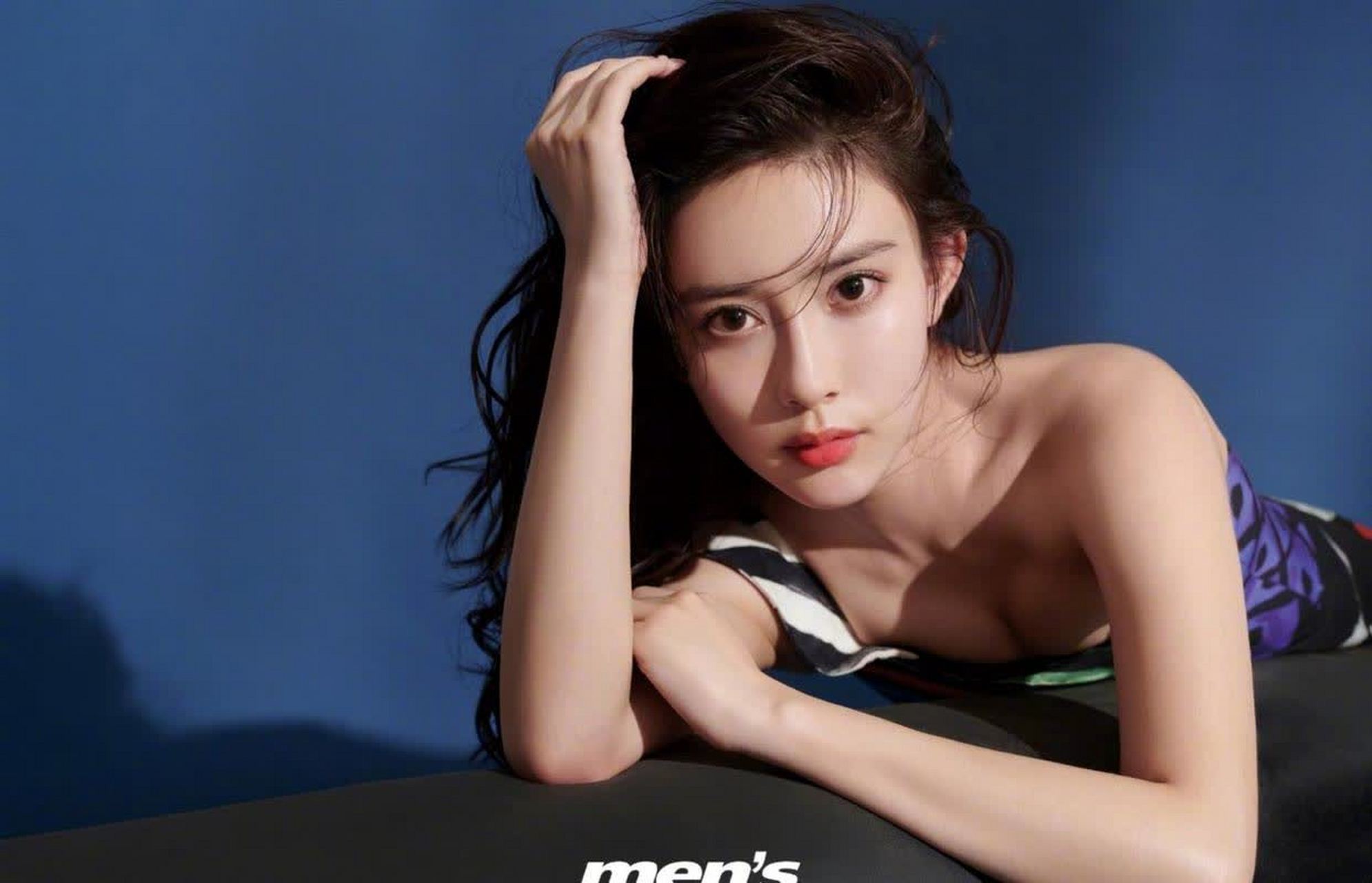 孟子义长卷发披肩小妩媚,演绎甜美的性感