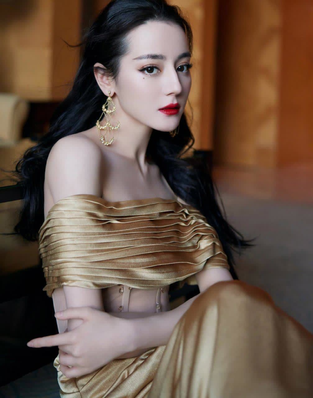 迪丽热巴很适合波浪卷长发和成熟浓妆,气质冷艳优雅