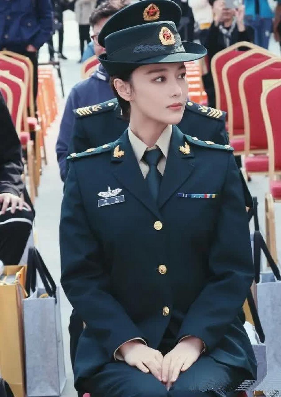 张馨予穿军装真有范儿