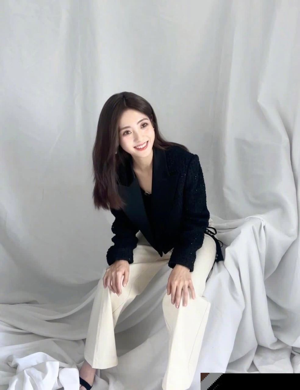 邢菲虽身高不高,但时尚精致且大方自信!