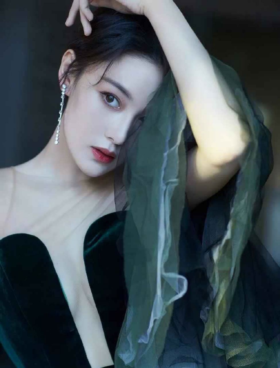 张馨予墨绿色丝绒鱼尾裙,深v大秀半球,性感!