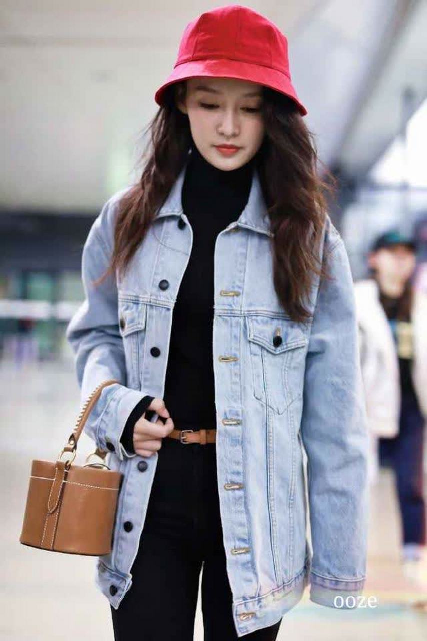 李沁浅色牛仔配小巧水桶包