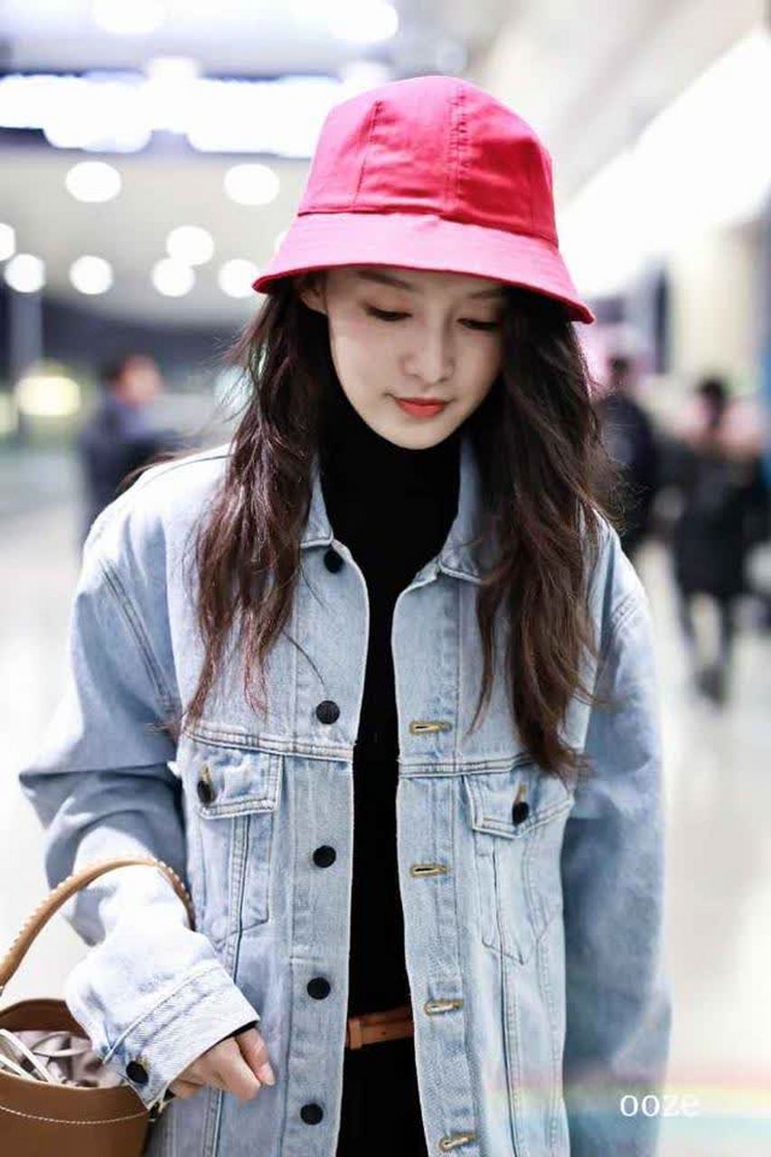 李沁浅色牛仔配小巧水桶包