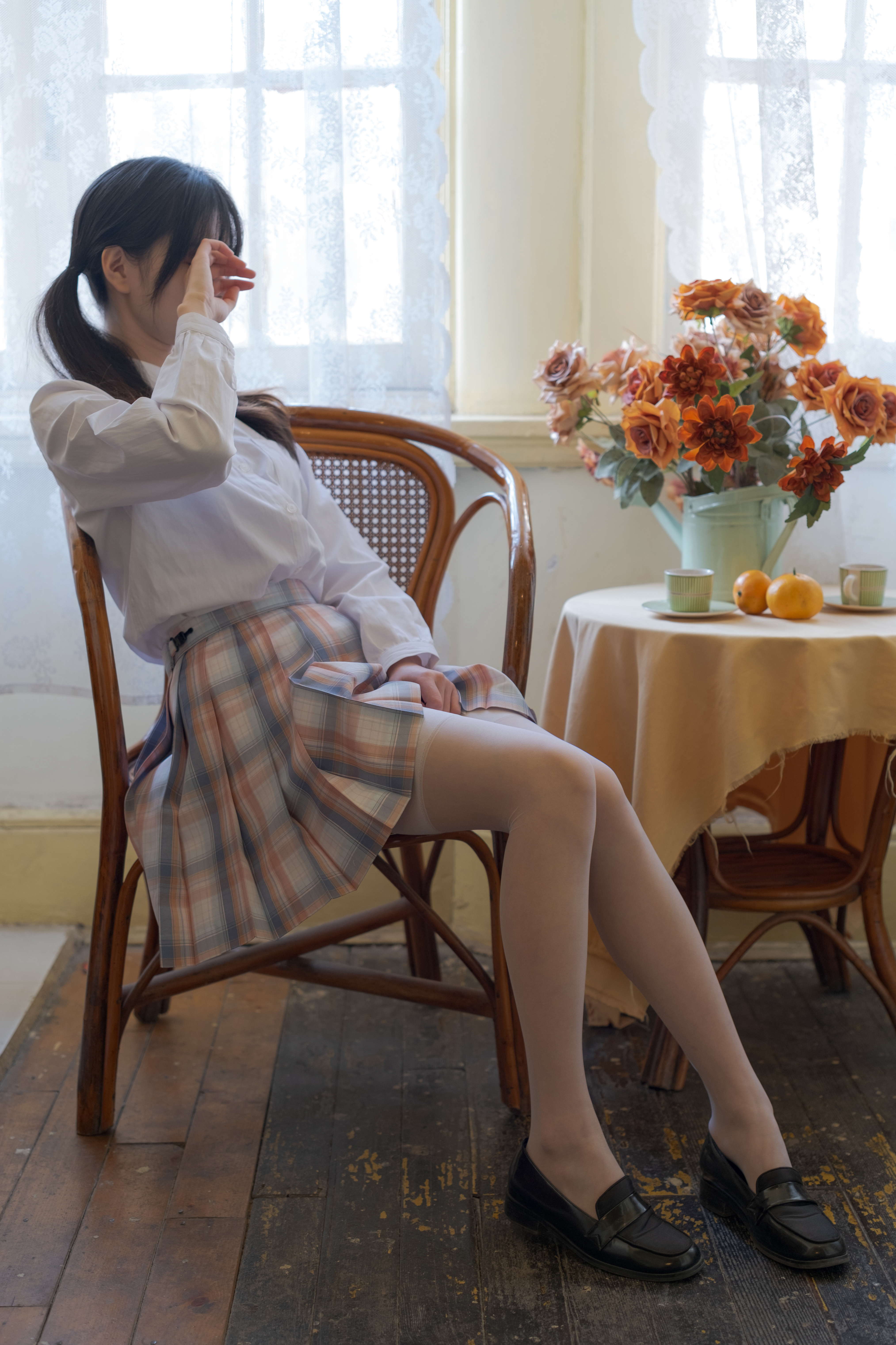 一位女士身着肉色制服,优雅地走来