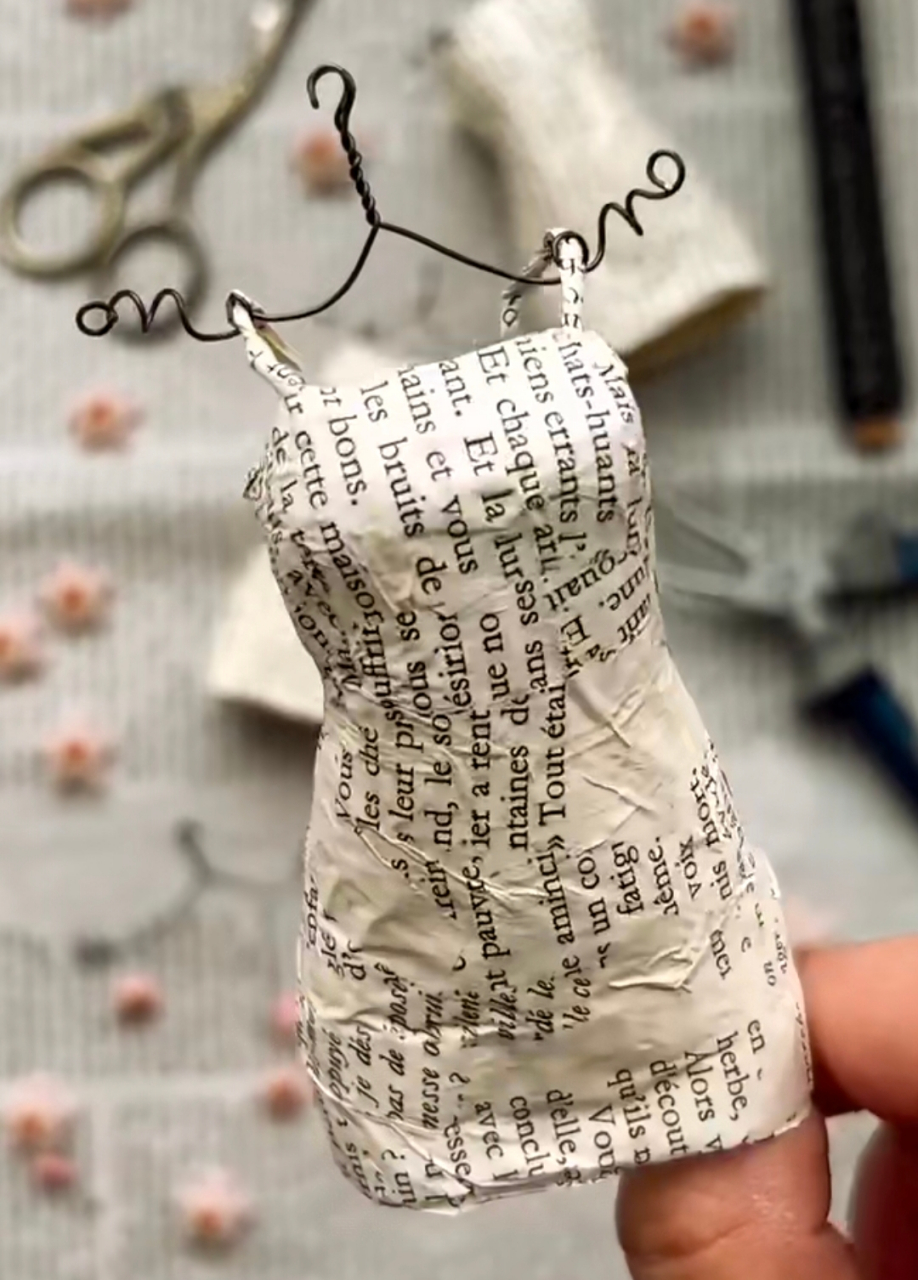 用报纸做成的衣服,还蛮好看的.只是你们英语老师可能在赶来的路上.