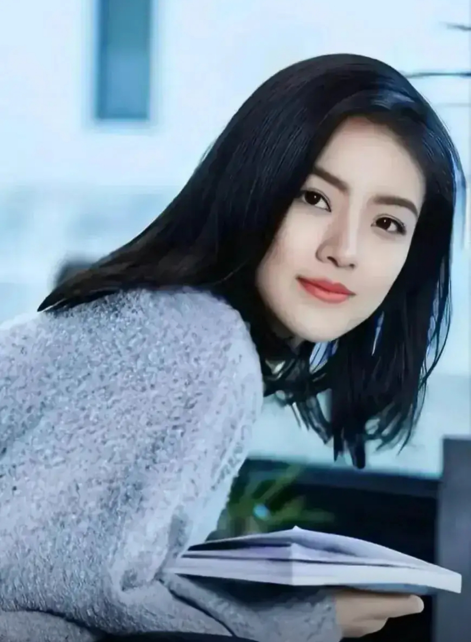 张雅玫在网剧《十宗罪》中的腿长优势和霸气持枪姿势,一展苏眉酷帅之