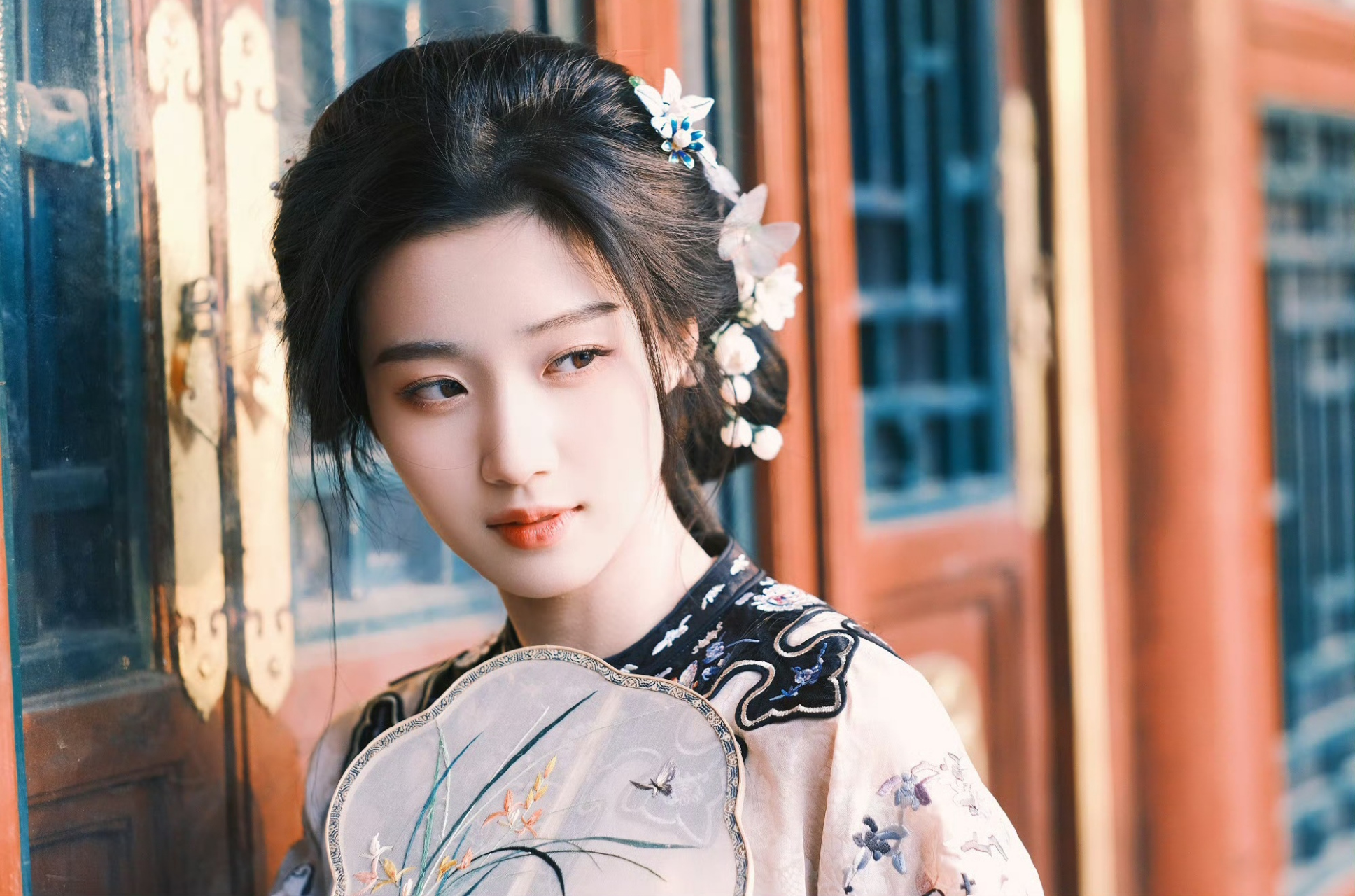 卢昱晓,古装造型,手持团扇,清新好看!