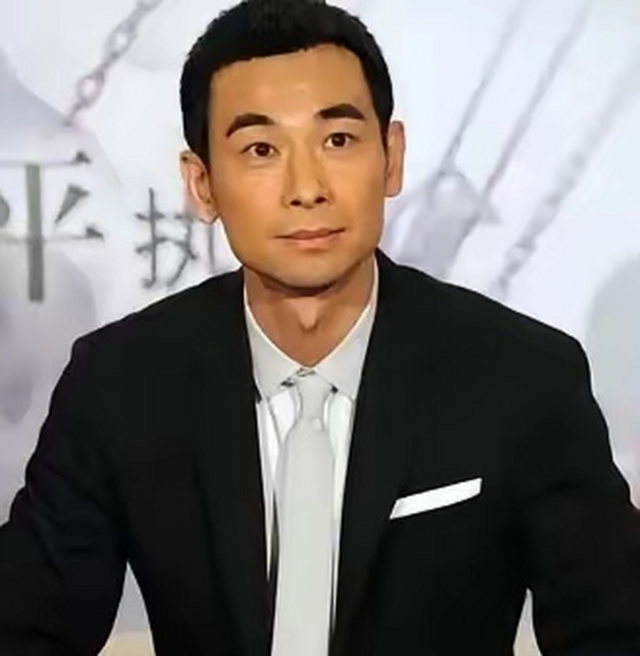 前男友赵文卓前去探望,令梅艳芳情绪失控,立马喊保镖把赵文卓轰走.