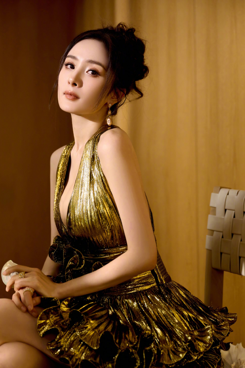 杨幂深v荷叶边拖尾礼服裙写真,高贵气质与时尚品味完美融合!