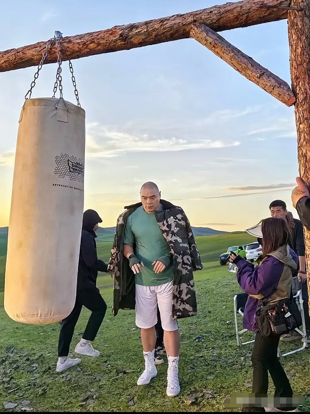 在内蒙古为代言的某牛奶品牌拍广告,搭了个拳击擂台,全程抡大锤抡轮胎