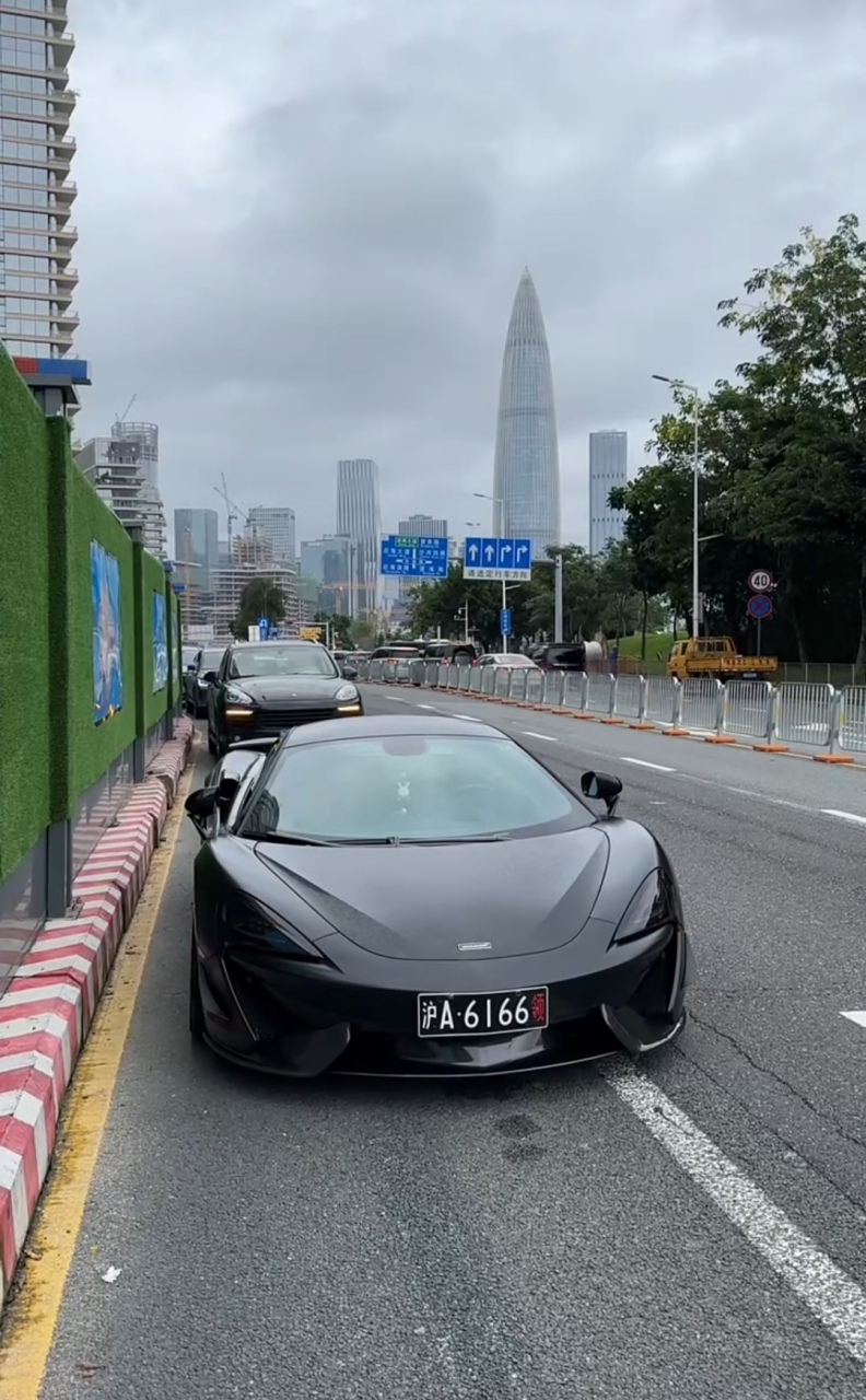 街边看到一辆这样的跑车,车标是英文字母,我也不认识这是什么车?