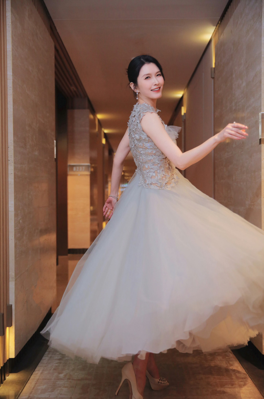 徐洁儿,无袖连衣裙搭配高跟鞋,蕾丝花边的设计感,自然美!