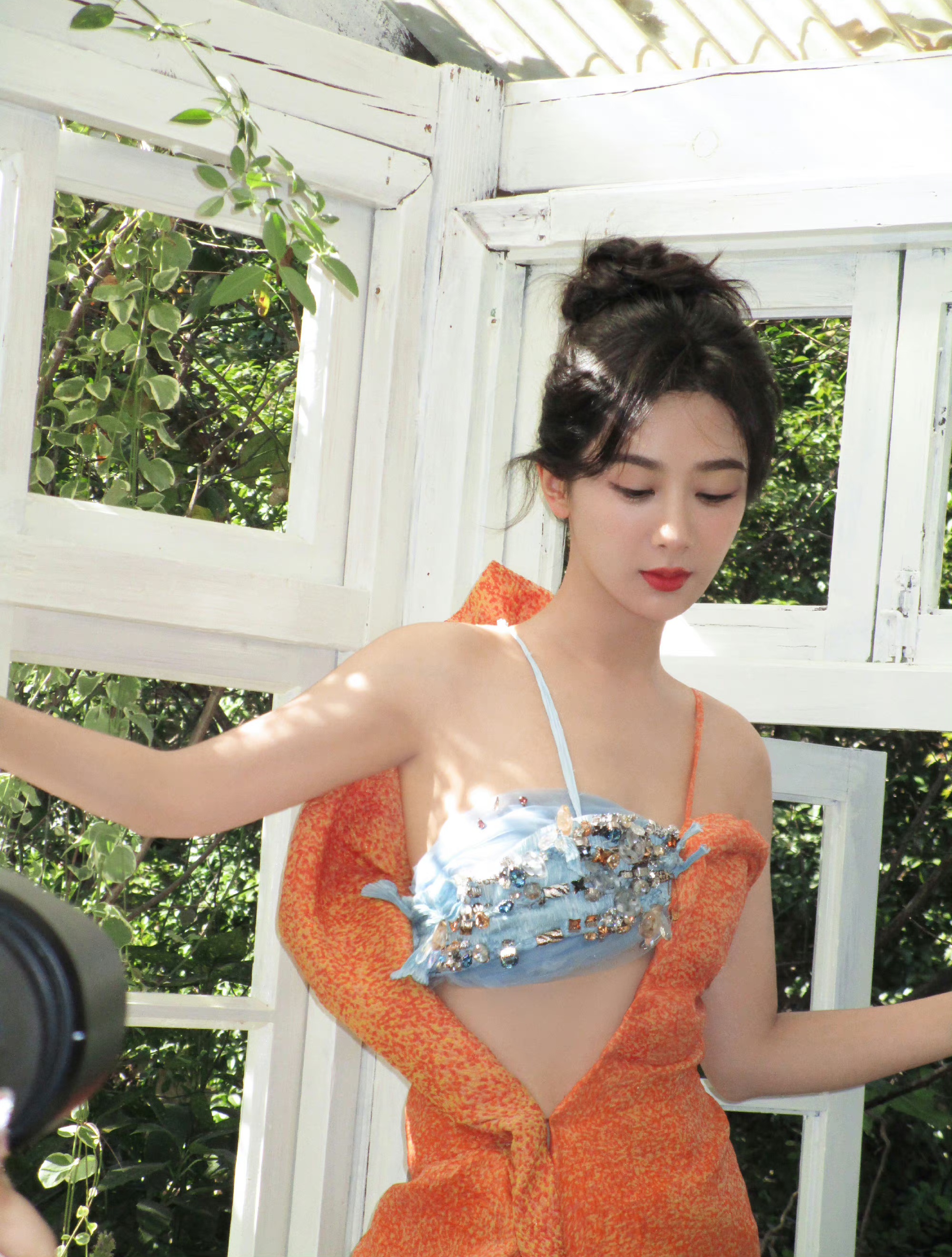 杨紫,橘色吊带裙,一抹蓝色尤其性感!