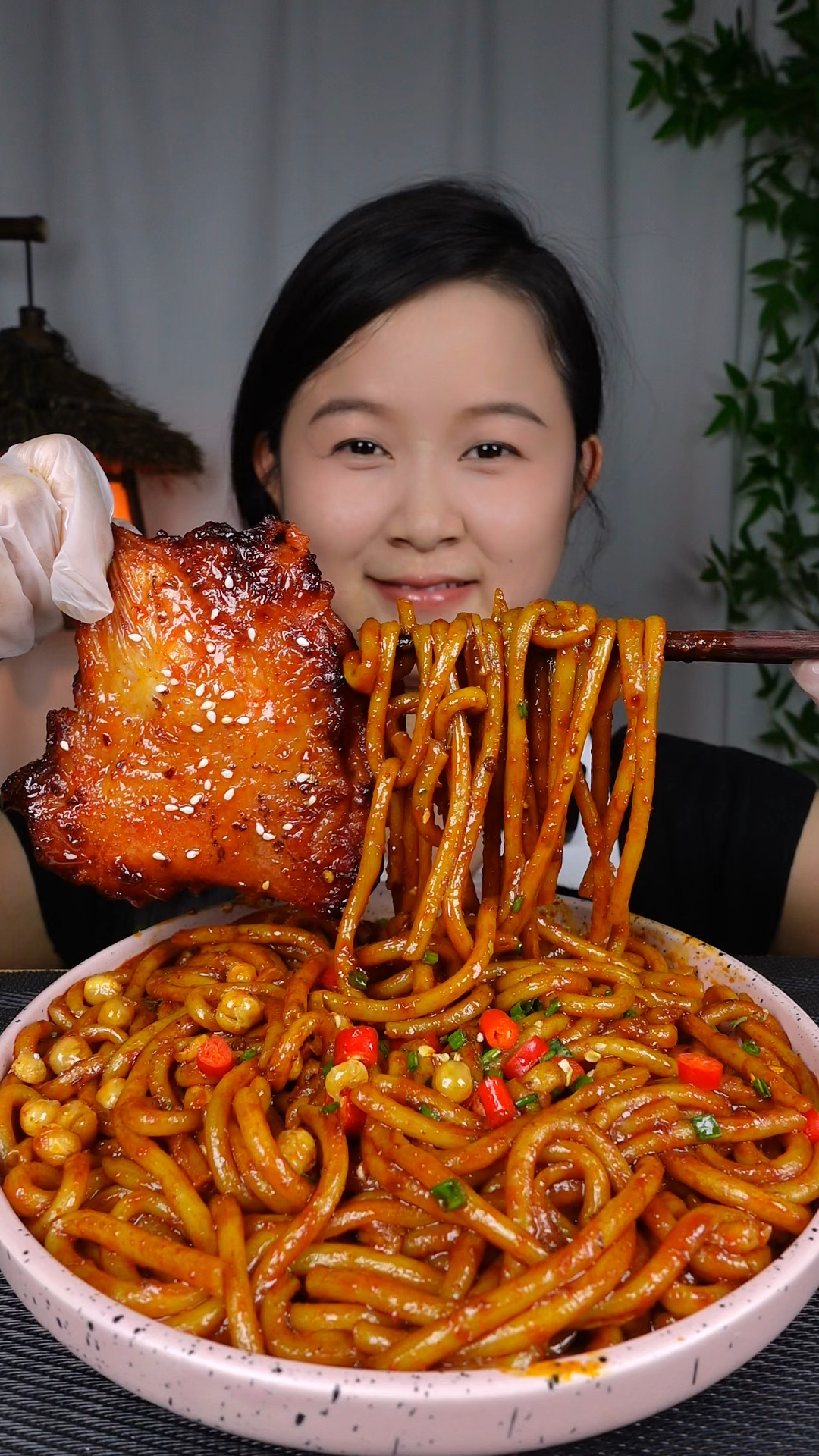 爆辣新疆炒米粉,奥尔良大鸡腿,好吃到停不下来