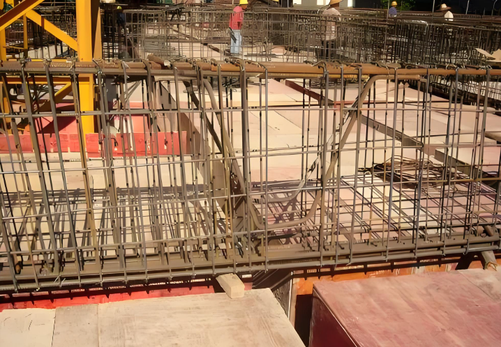 钢筋通常位于主次梁下