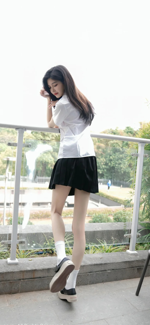 户外清新:程程程的校服百褶裙短袖衬衫映夏 在明媚的阳光下,程程程以