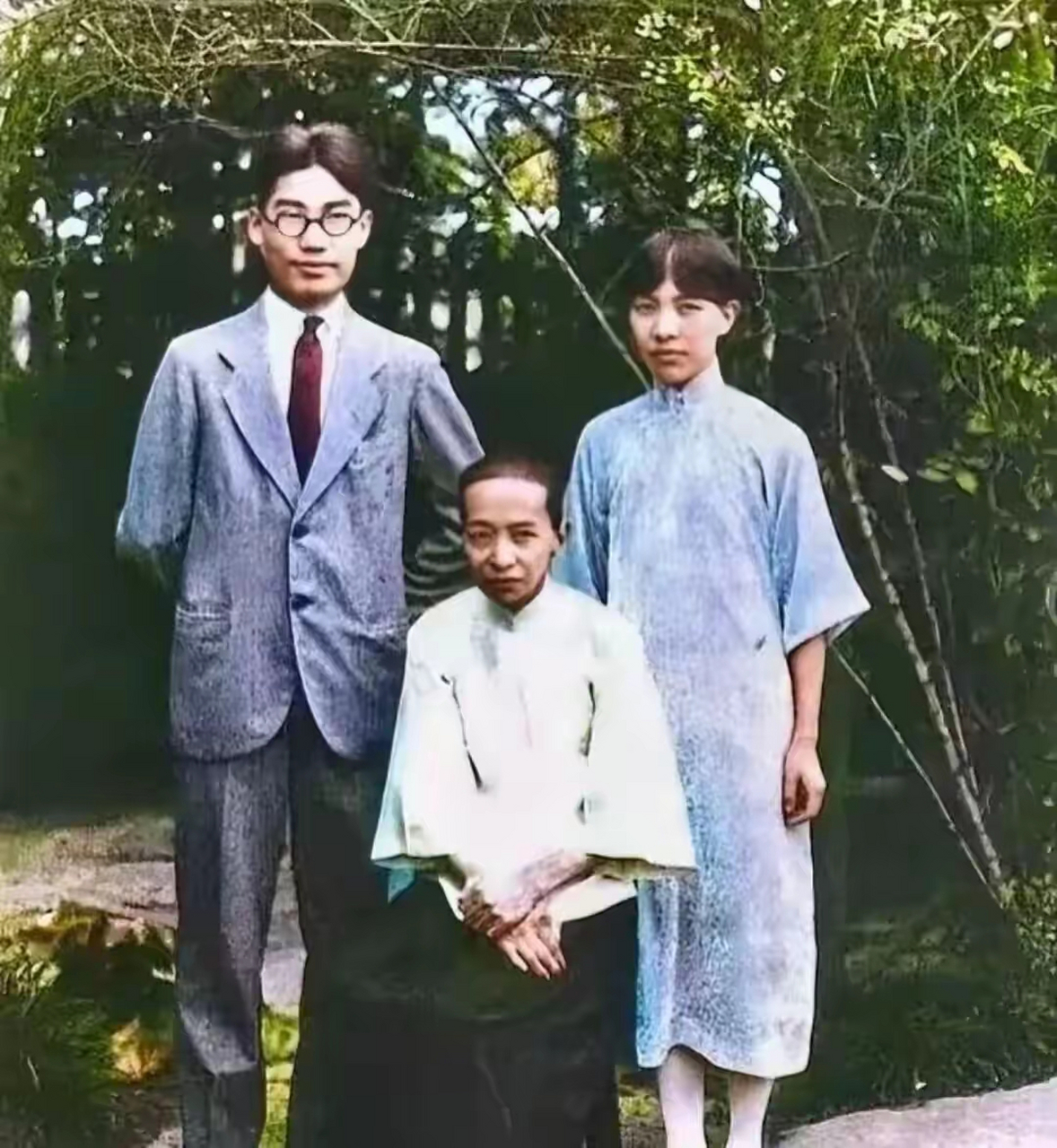 1925年,冰心和林徽因唯一的的合影.