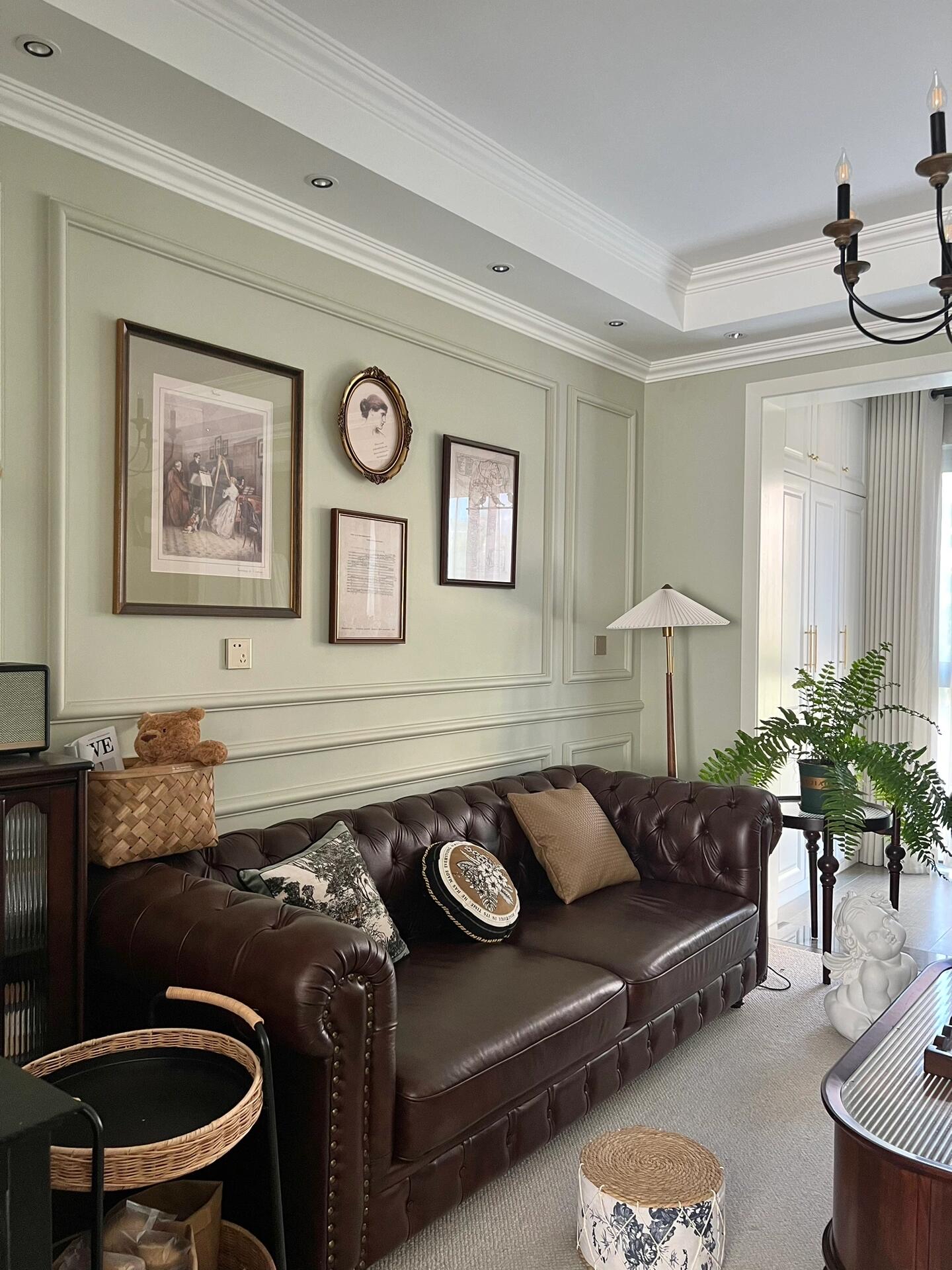 复古是会让人眼前一亮的 首先硬装不是特别繁杂,吊顶相对分区格子吊顶