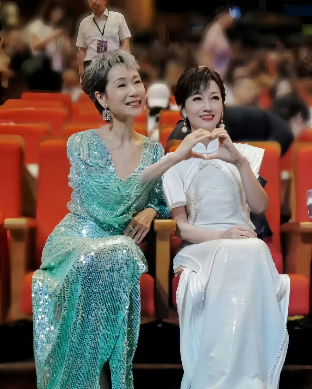赵雅芝叶童再次同框,两人牵手走红毯,合唱《千年等一回》》画面养眼